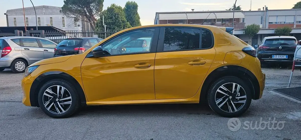Usata Peugeot 208 Allure 102 CV (75 kW) 2023 Giallo Utilitaria