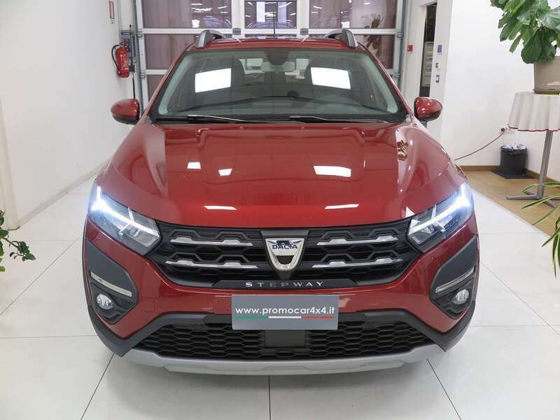 Usata Dacia Sandero Comfort 101 CV (74 kW) 2021 Rosso Utilitaria