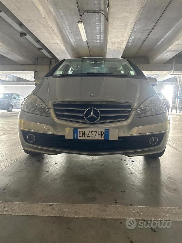 Usata Mercedes A180 109 CV (80 kW) 2011 Grigio Berlina