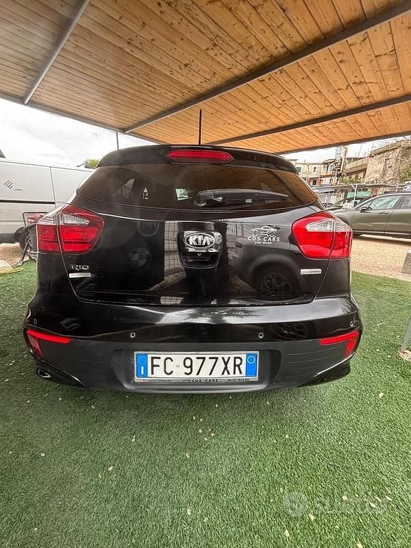 Usado Kia Rio 90 CV (66 kW) 2016 Negro Utilitario