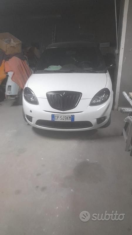 Usata Lancia Ypsilon 70 CV (51 kW) 2004 Bianco Utilitaria