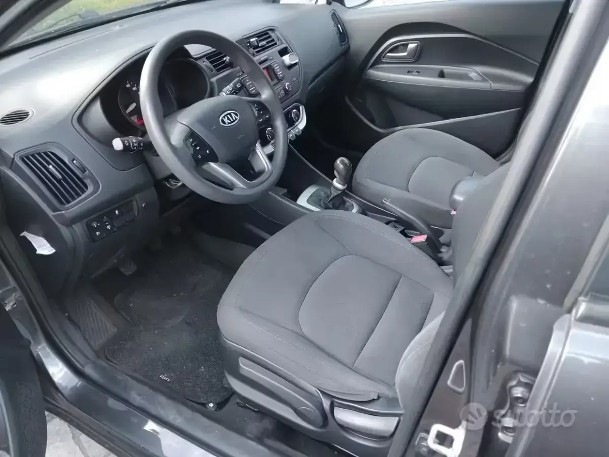 Usata Kia Rio EX 90 CV (66 kW) 2012 Grigio Berlina