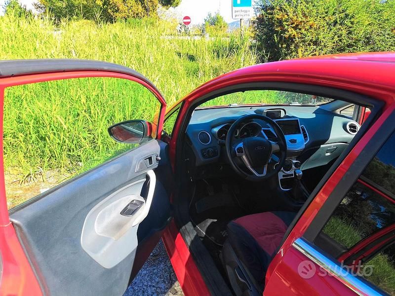 Usata Ford Fiesta Titanium 82 CV (60 kW) 2009 Rosso Utilitaria