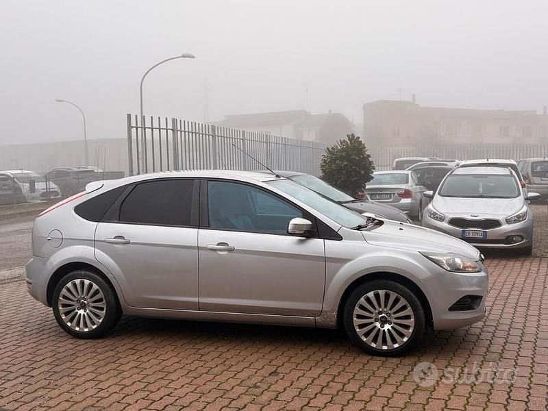 Usata Ford Focus 145 CV (106 kW) 2009 Grigio Berlina