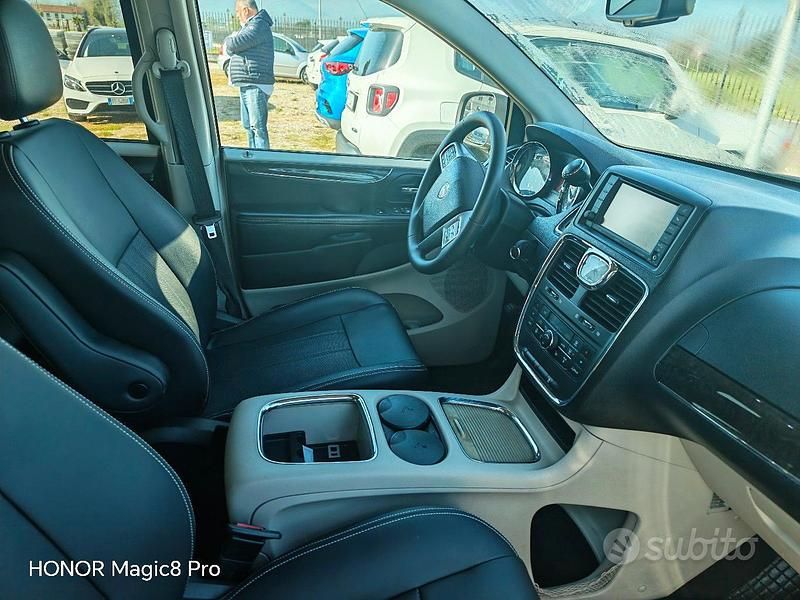 Begagnad Lancia Voyager 163 HK (119 kW) 2012 Minibuss
