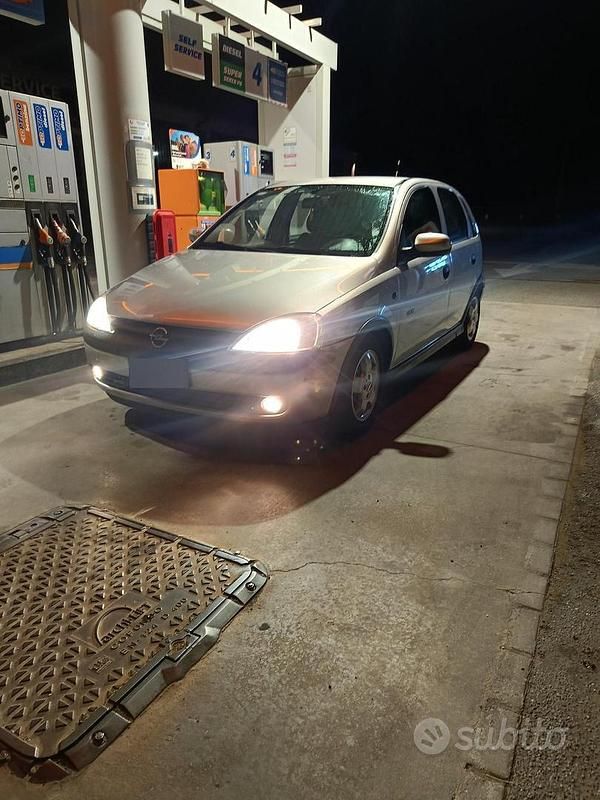 Usata Opel Corsa 75 CV (55 kW) 2002 Grigio Utilitaria