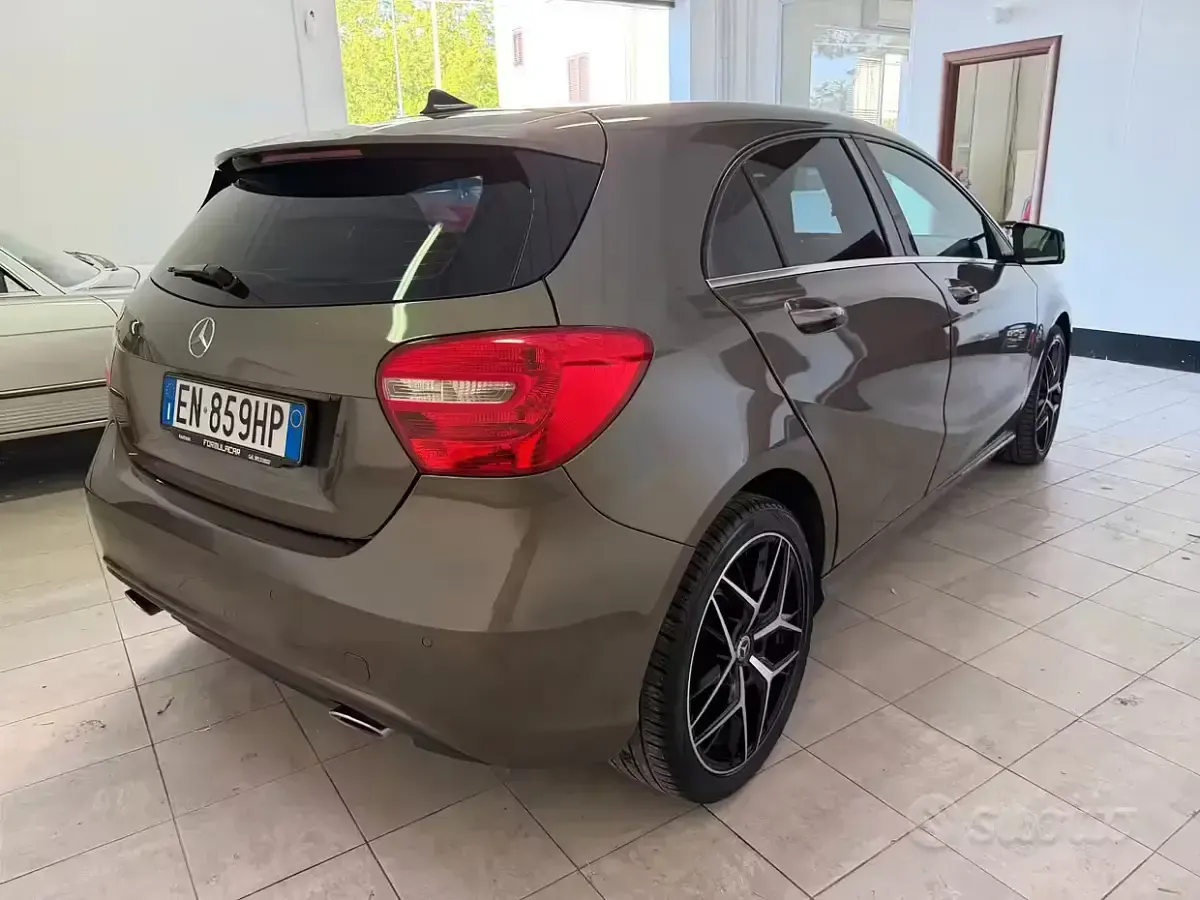 Usata Mercedes A180 109 CV (80 kW) 2012 Marrone Utilitaria