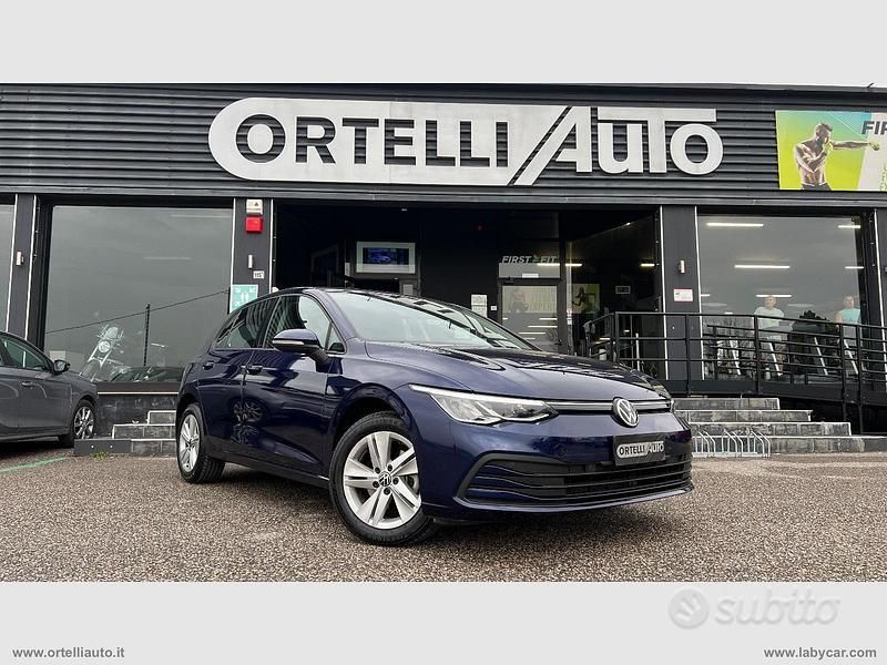 Usata VW Golf VIII Life 115 CV (84 kW) 2021 Blu Berlina