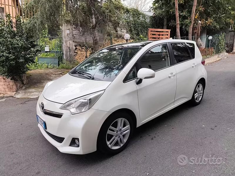 Usata Toyota Verso-S 99 CV (72 kW) 2012 Bianco Monovolume