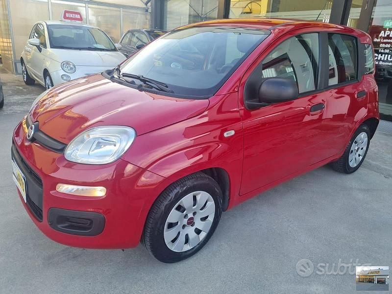 Usata Fiat Panda Lounge 69 CV (50 kW) 2015 Rosso(met.) Utilitaria