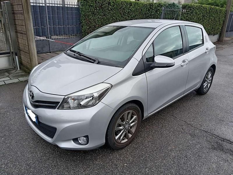 Argento Usata 2014 Toyota Yaris Lounge Tre volumi | 9299 € (Buon prezzo) - Immagine 1/4