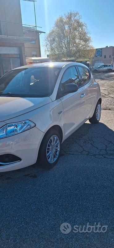 Usata Lancia Ypsilon Gold 69 CV (50 kW) 2019 Marrone Utilitaria