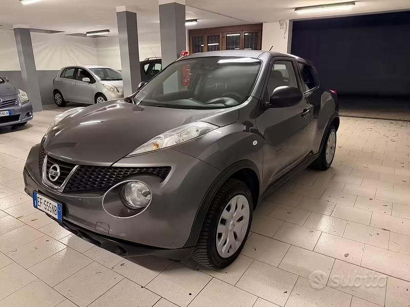 Usata Nissan Juke Tekna 110 CV (80 kW) 2011 Grigio SUV