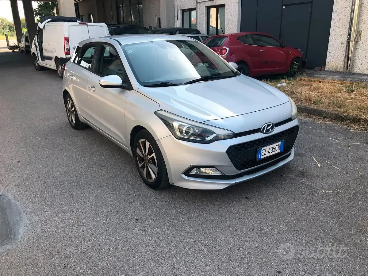 Usata Hyundai i20 Style 75 CV (55 kW) 2015 Grigio Berlina