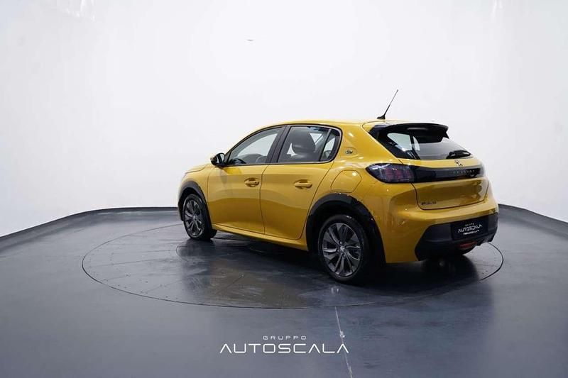 Usata Peugeot 208 Active 56 kW (77 CV) 2021 Giallo faro Utilitaria
