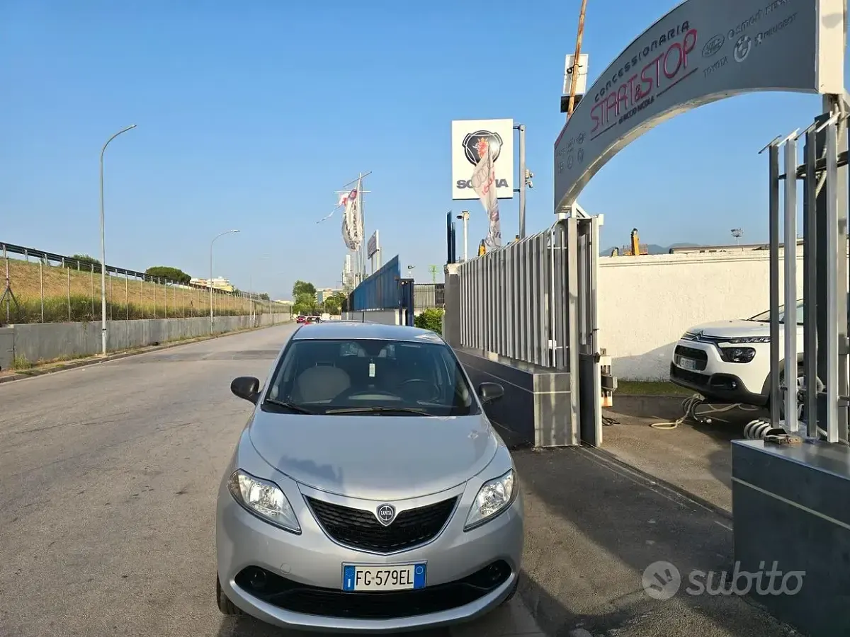 Usata Lancia Ypsilon Platinum 80 CV (58 kW) 2016 Grigio Utilitaria