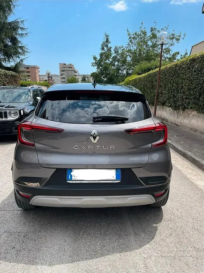 Usata Renault Captur Techno 101 CV (74 kW) 2023 Grigio SUV
