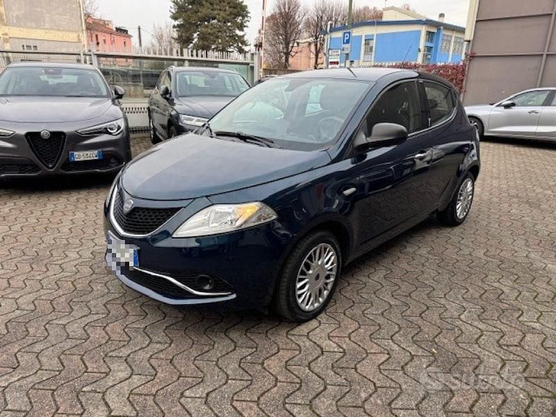 Usata Lancia Ypsilon Silver 69 CV (50 kW) 2017 Blu Utilitaria