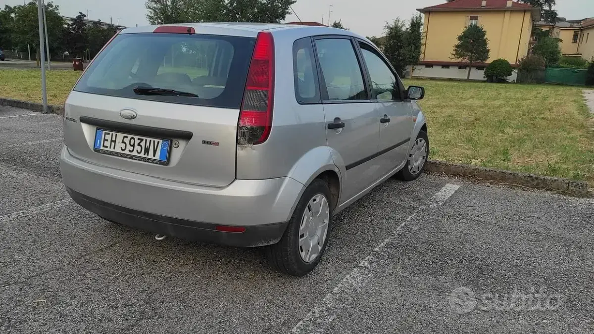 Usata Ford Fiesta 68 CV (50 kW) 2003 Grigio Utilitaria