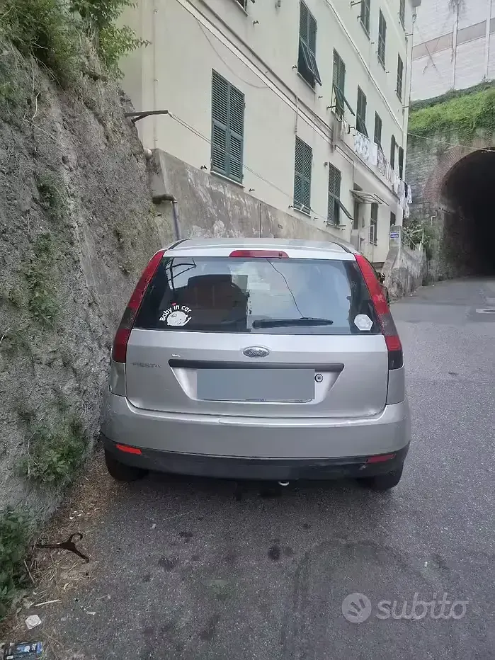 Usata Ford Fiesta 75 CV (55 kW) 2004 Grigio Utilitaria
