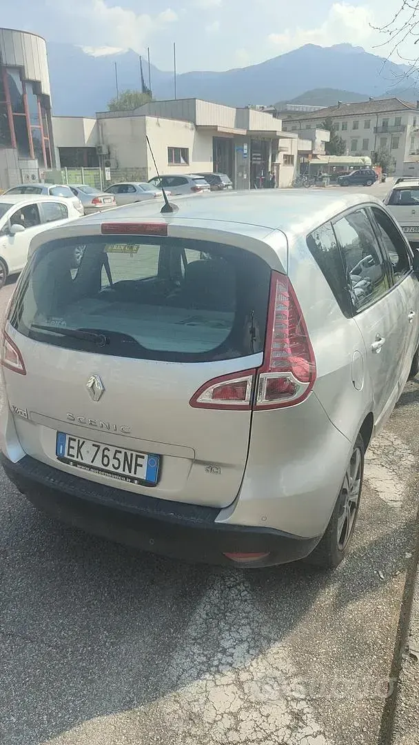 Usata Renault Scénic III 110 CV (80 kW) 2011 Grigio Monovolume