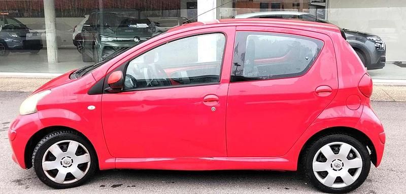 Usata Toyota Aygo 68 CV (50 kW) 2006 Rosso Utilitaria