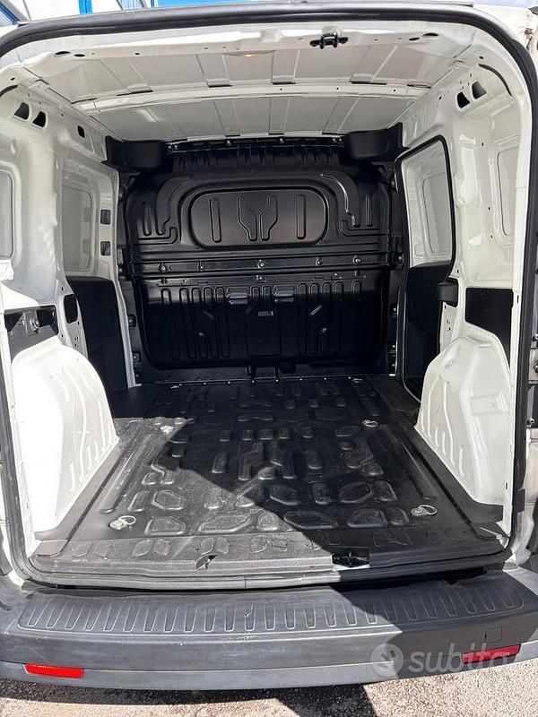 Begagnad Fiat Doblò Lounge 105 HK (77 kW) 2022 Vit Minibuss