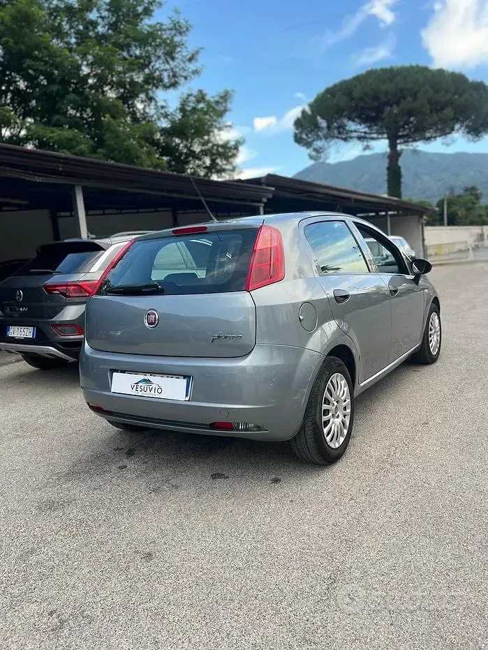 Usata Fiat Grande Punto 69 CV (50 kW) 2013 Grigio Utilitaria