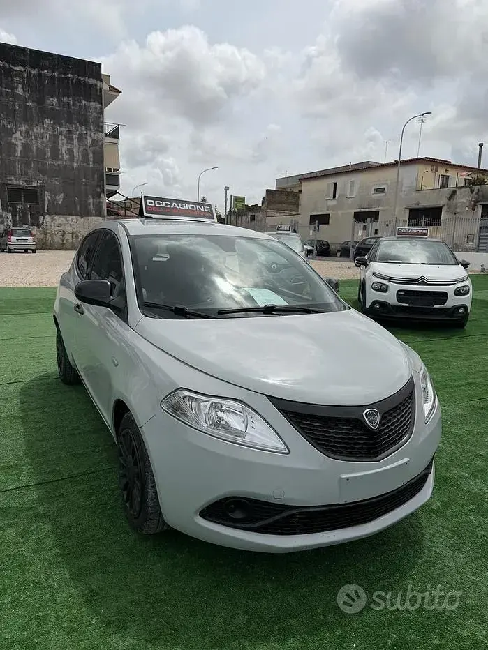 Usata Lancia Ypsilon Gold 69 CV (50 kW) 2018 Grigio Utilitaria