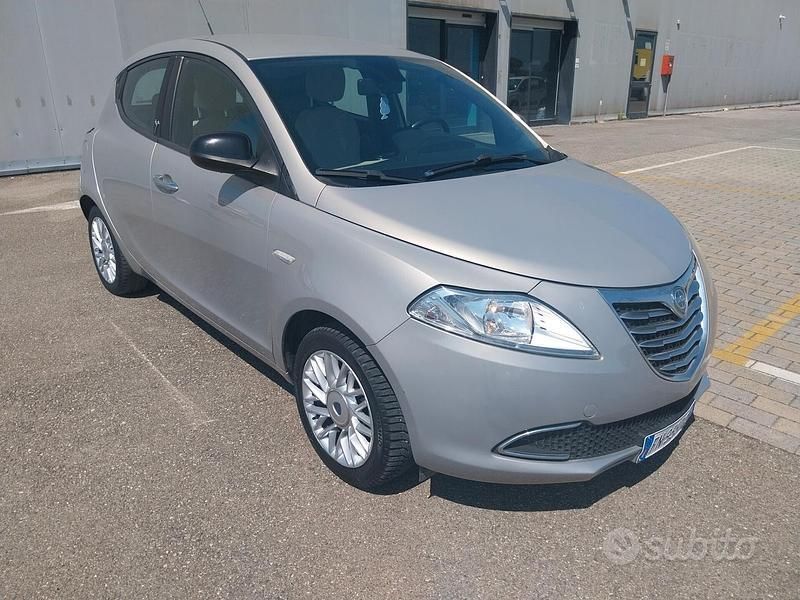 Grigio Usata 2014 Lancia Ypsilon S Due volumi | 6900 € (Buon prezzo) - Immagine 1/4