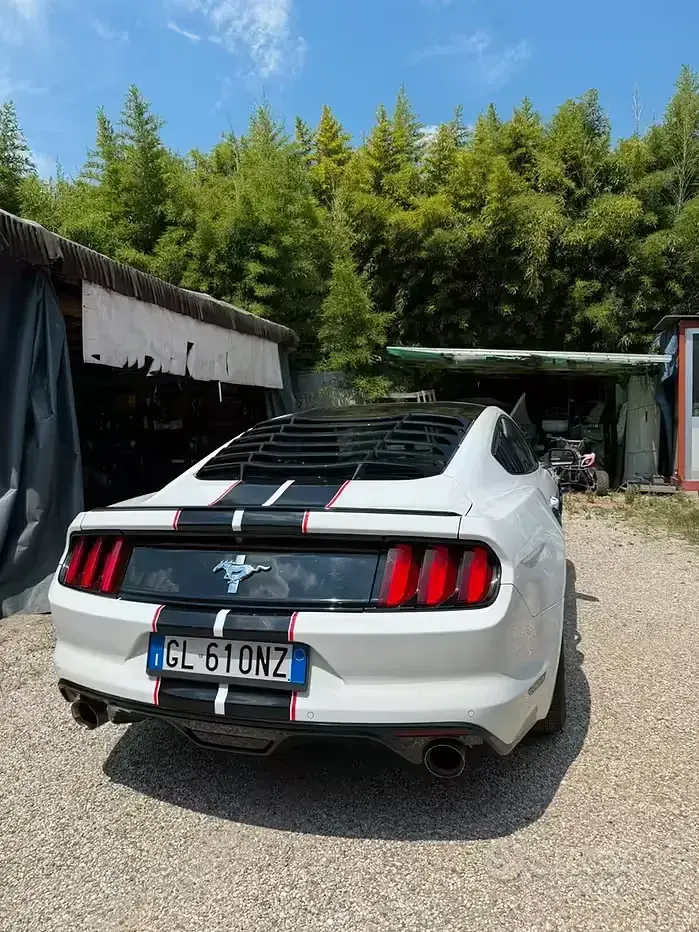 Usata Ford Mustang 291 CV (214 kW) 2022 Bianco Coupé