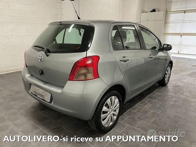 Usata Toyota Yaris Sol 69 CV (50 kW) 2006 Grigio Berlina