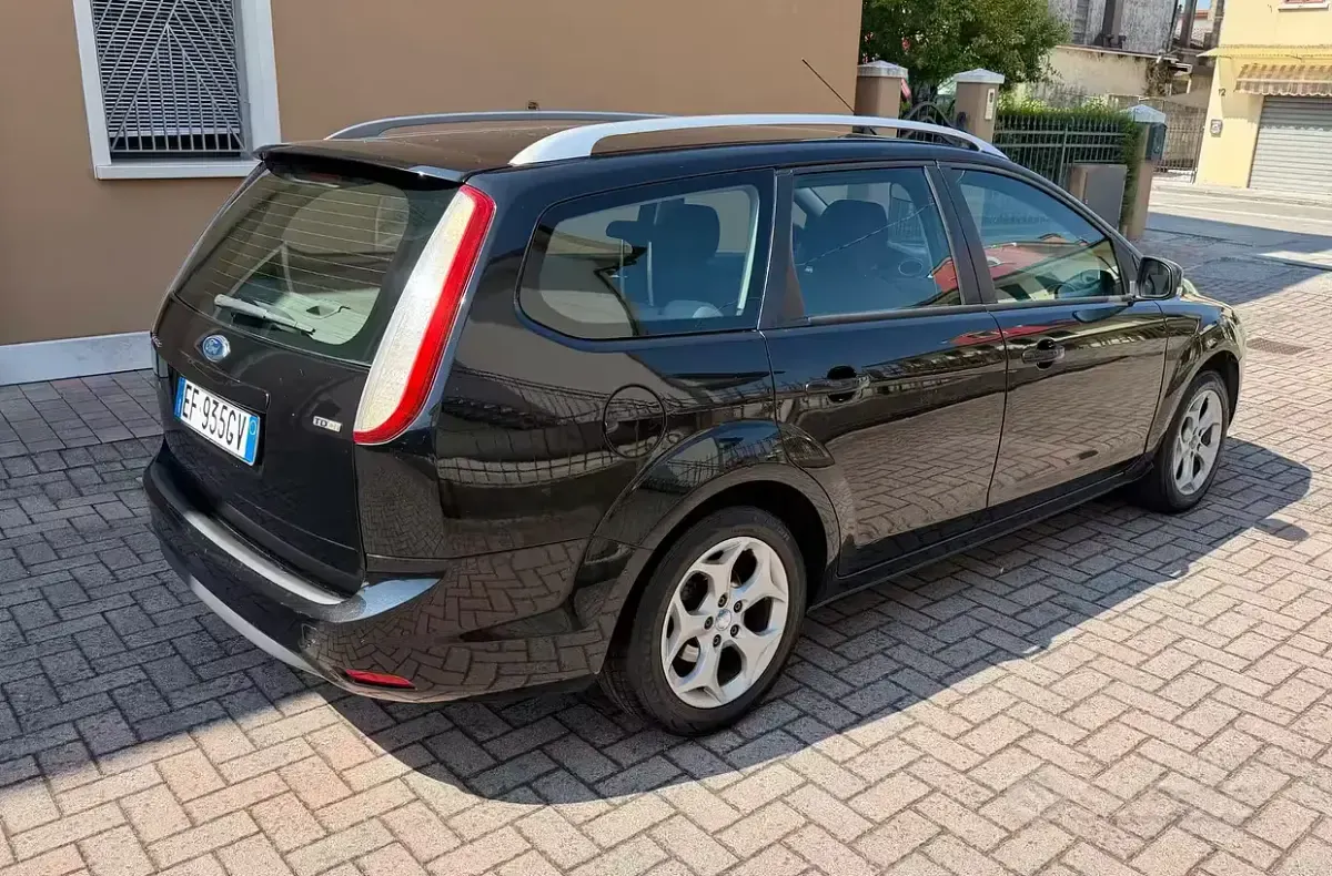 Usata Ford Focus 109 CV (80 kW) 2010 Nero Station wagon