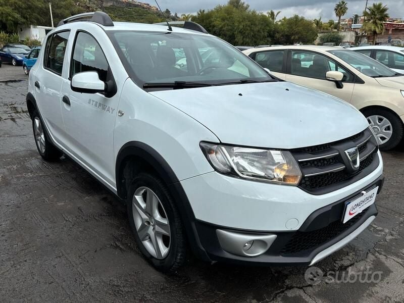 Bianco Usata 2016 Dacia Sandero Due volumi | 5890 € (Ottimo prezzo) - Immagine 1/4