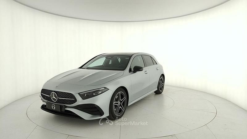 Argento Nuova 2025 Mercedes A180 Tre volumi | 38.390 € - Immagine 1/4