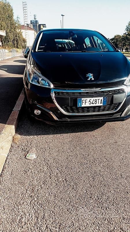 Usata Peugeot 208 82 CV (60 kW) 2016 Nero Utilitaria