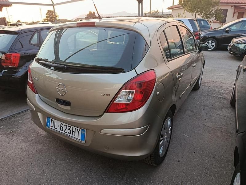 Usata Opel Corsa Enjoy 90 CV (66 kW) 2007 Oro Berlina