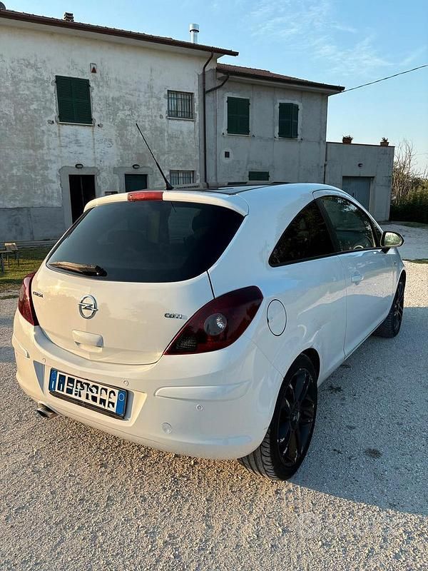 Usata Opel Corsa 75 CV (55 kW) 2011 Bianco Berlina
