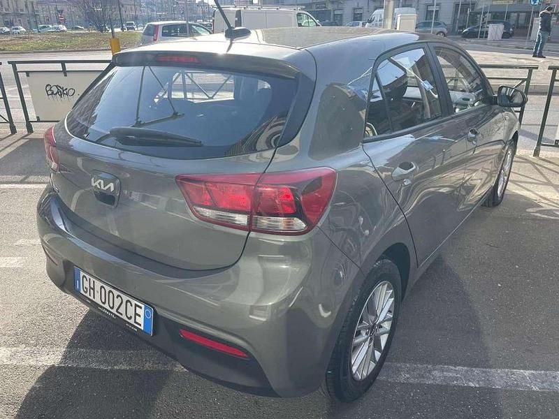 Usata Kia Rio Style 84 CV (61 kW) 2022 Grigio Berlina