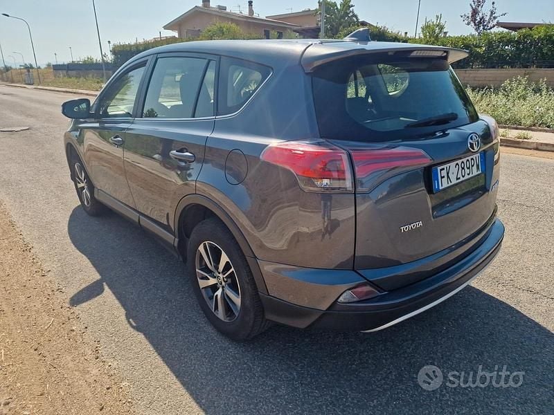 Usata Toyota RAV4 Business Edition 143 CV (105 kW) 2017 Marrone SUV