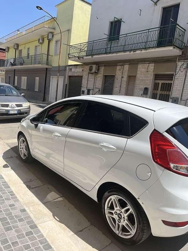 Usata Ford Fiesta Titanium 95 CV (69 kW) 2015 Bianco Utilitaria