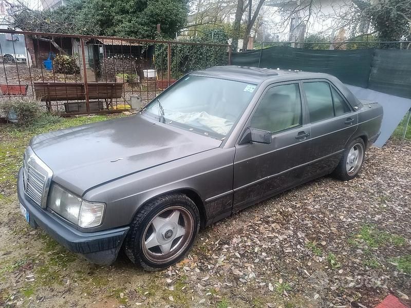 Usata Mercedes 190 122 CV (89 kW) 1983 Grigio Berlina