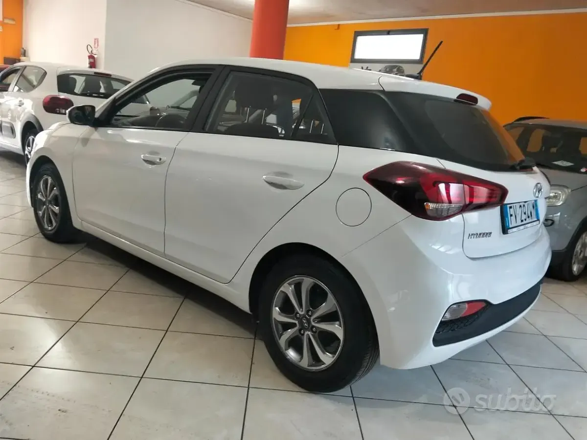 Begagnad Hyundai i20 73 HK (53 kW) 2019 Vit Halvkombi