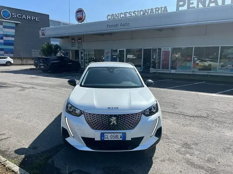 Usata Peugeot e-2008 Allure 100 kW (136 CV) 2022 Avorio SUV