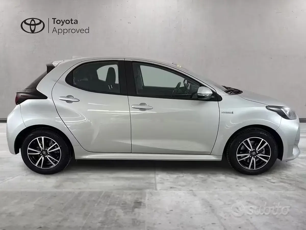 Usata Toyota Yaris Hybrid Active 92 CV (67 kW) 2021 Grigio Berlina