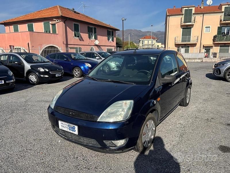Usata Ford Fiesta Ghia 68 CV (50 kW) 2004 Blu Berlina