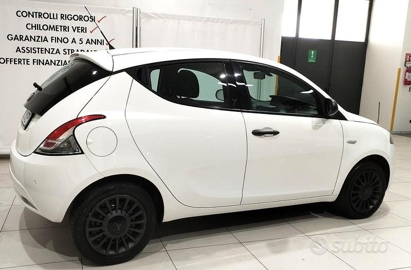 Usata Lancia Ypsilon 69 CV (50 kW) 2017 Bianco Utilitaria