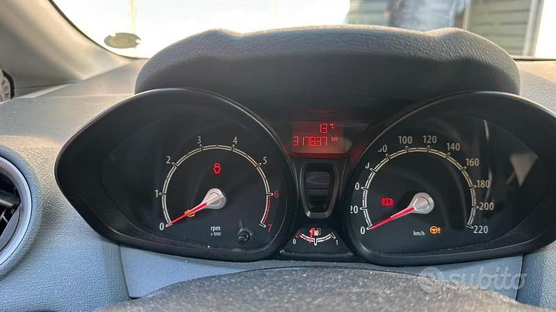 Usata Ford Fiesta 96 CV (70 kW) 2010 Grigio Utilitaria