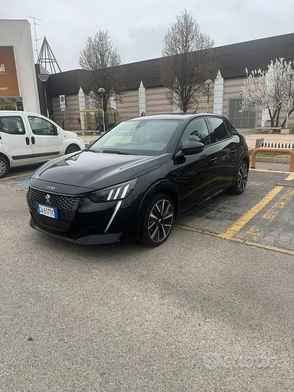Usata Peugeot 208 GT-line 101 CV (74 kW) 2020 Nero Utilitaria