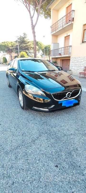 Usata Volvo V40 120 CV (88 kW) 2016 Nero Berlina